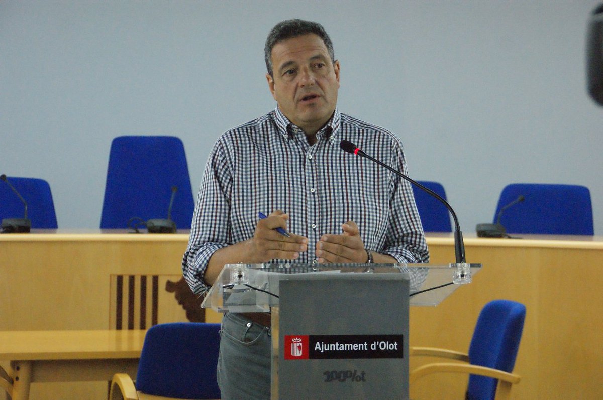 Acord amb el Col.legi de veterinaris per disposar d'un cens més ampli i actualitzat d'animals de companyia #Olot olot.cat