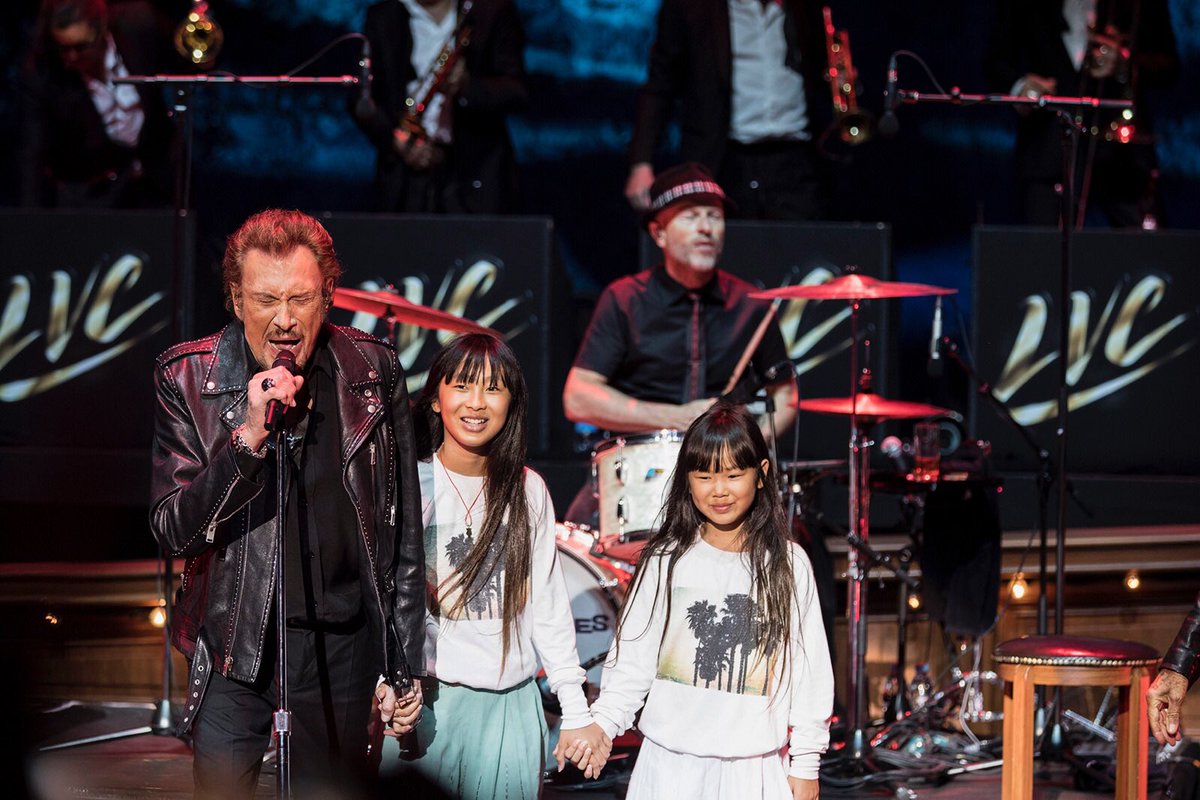 LHallyday's tweet image. Merci #DimitriCoste pour ces si jolies photos de mes amours sur scène à #Carcassonne pour la dernière #LesVieillesCanailles ❤✨ @JohnnySjh