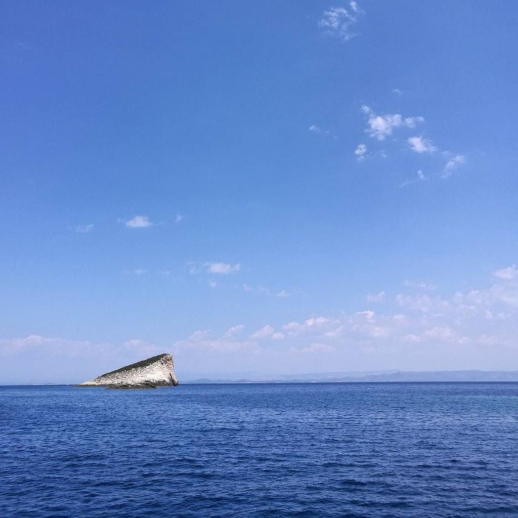 GoRunV's tweet photo. Samo plavo. #nebo #oblaci #more #sunce #jedrenje #sailinghr #Jadran #DoziviVise #island #blue https://t.co/VlpHf96NEj https://t.co/X3CTZ7UB0T
