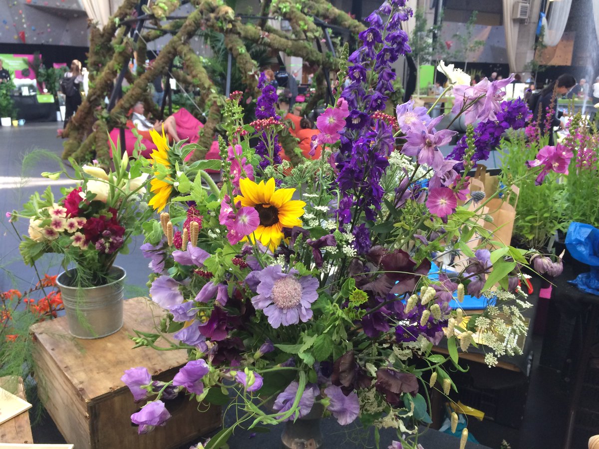The_RHS's tweet photo. What a stunning bouquet from @electricdaisyff at #RHSLondon - nothing brightens up a room like British-grown cut flowers! 💐 https://t.co/lAsHIkmMBZ