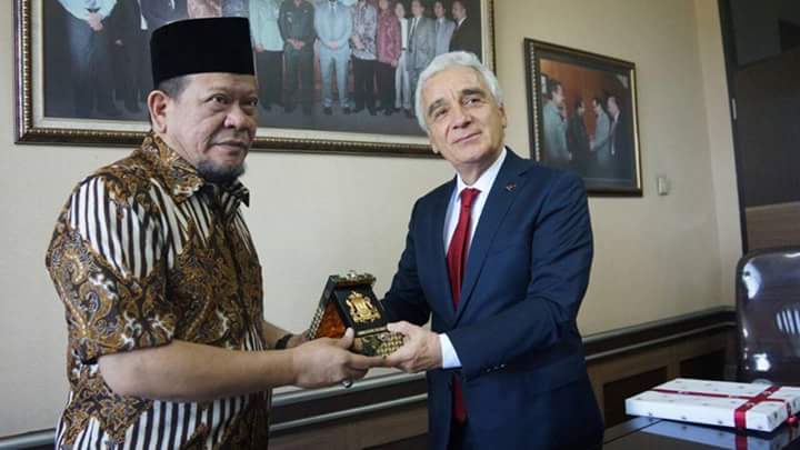 LaNyallaMM1's tweet photo. Hari ini saya menerima kunjungan Dubes Turki Mr. Sander Gurbuz Kantor Kadin Jatim dlm rangka kerjasama promosi perdagangan Jatim dgn Turki. https://t.co/ierkAoug42