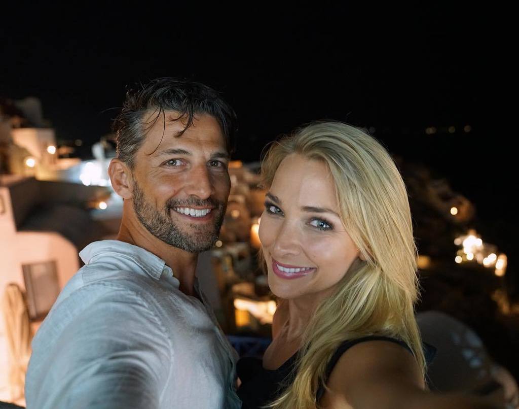 MrTimRobards's tweet photo. Santorini nights🎇... Santorini lights 💡🕯 #teamselfie #illhold #youpush #teamwork #comingtoanend #holidayblues #not… https://t.co/nR1vKsLKhq https://t.co/LxGmcTZ9IW