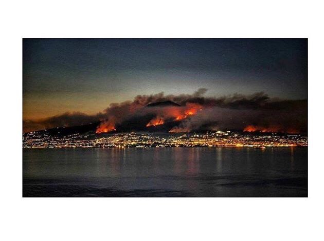 chiaraesara2003's tweet photo. "Il #vesuvio brucia, casa mia brucia...l'anima un po'di piú"🥀🔥
-Italiangirl,14yearsold. #naples #suditalia #help #ilvesuviobrucia https://t.co/OSfhkw4GWE