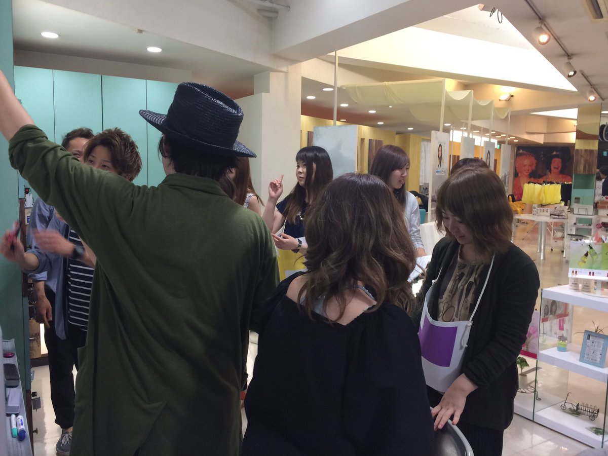 BADBOYS_group's tweet photo. 見ている人を虜にさせるヘアショーの打ち合わせ中(*´ー｀*)

みんな営業中よりもイキイキしてる(=´∀｀)人(´∀｀=) https://t.co/tSccY9m8tk