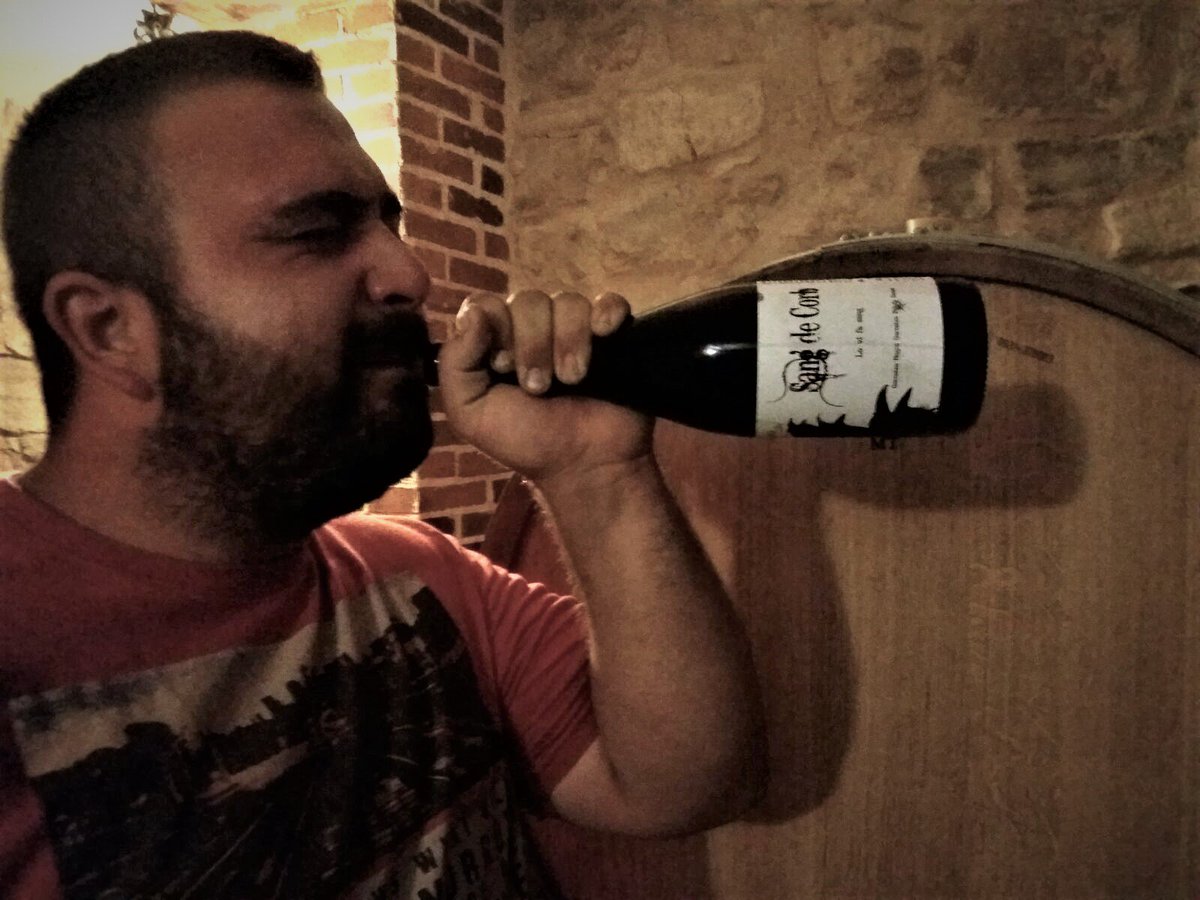 xivarritasca's tweet photo. @CellerFrisach conquista amb #SangdeCorb! Fet d garnatxa fina & peluda i carinyena. A la @doterraalta lo #vi fa sang!
#DOTerraAlta #Reus https://t.co/LSHyGU3GYa