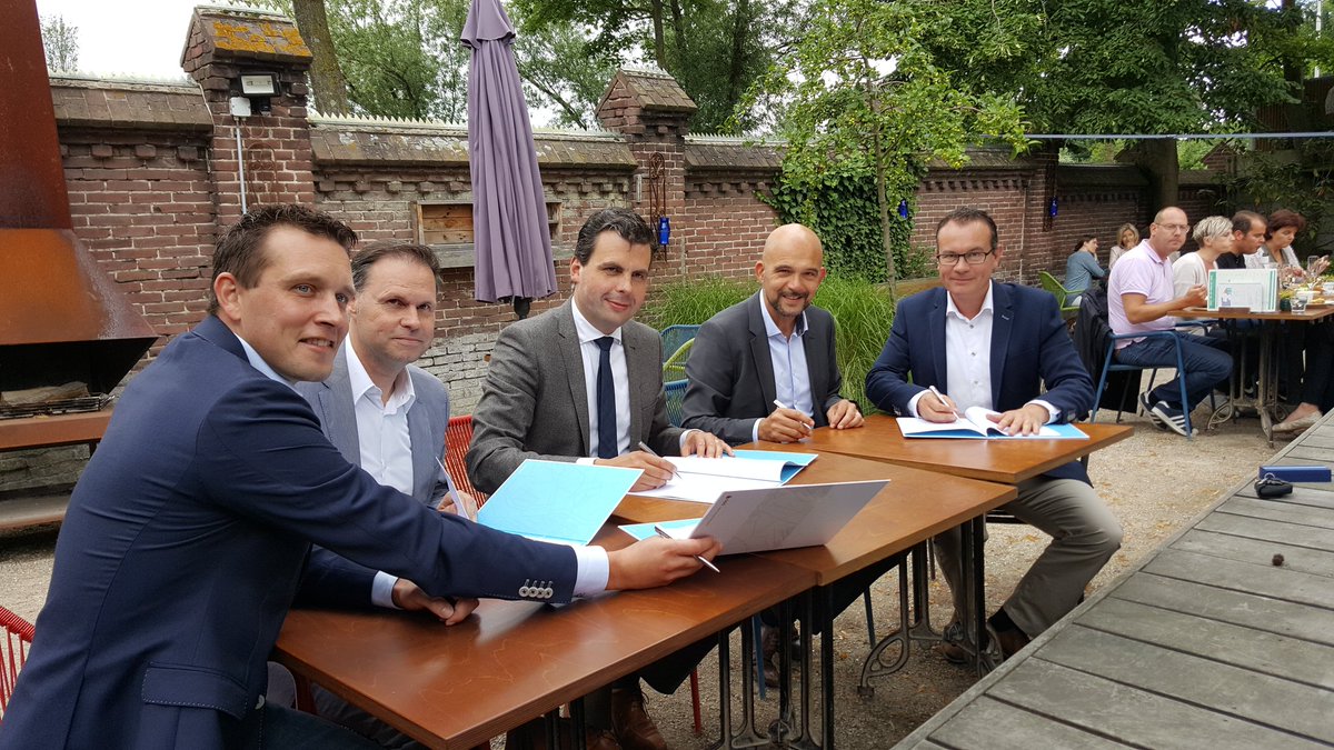 TDaelman's tweet photo. Wethouders @BerenddeVries en @JacobsMario ondertekenen met BPD, Tiwos en Athlon overeenkomst elektrische deelauto #Stadskade #Piushaven https://t.co/TQp3vJeW0N