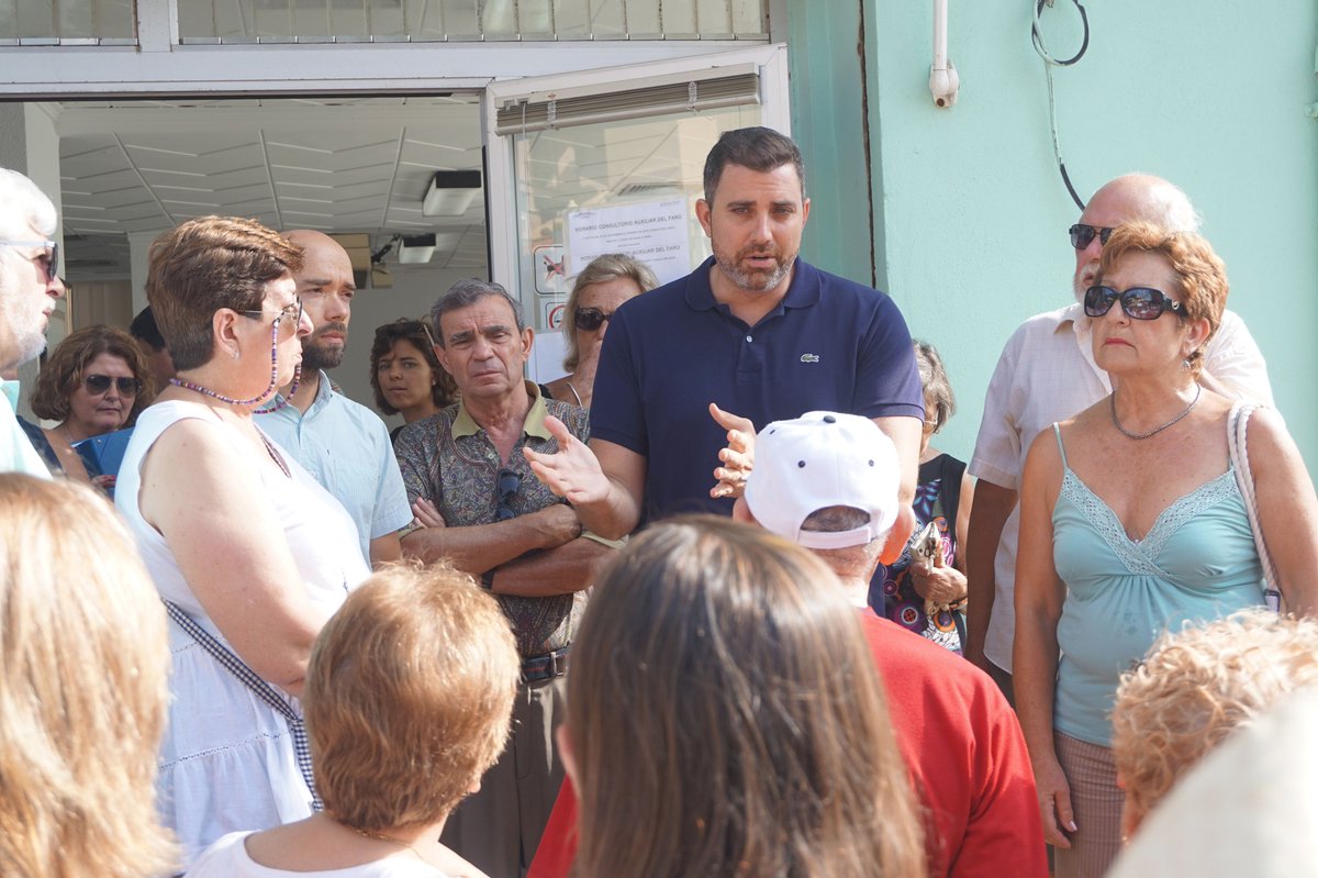 Ens unim als veïns del Far en la protesta contra Ribera Salud per les retallades en l'atenció sanitària. Indignant! goo.gl/TA3HUo
