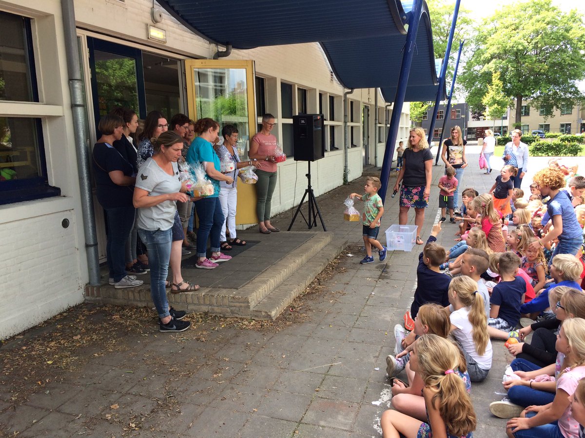 ODAschool's tweet photo. Afscheid van alle overblijfmoeders!! Bedankt voor de vele jaren van de geweldige hulp! https://t.co/v9xMhJGrtX