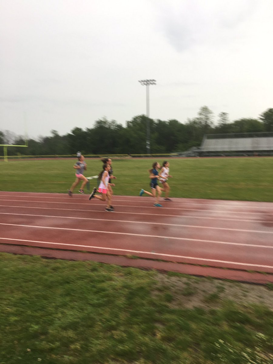 Lakeeffecttrack's tweet image. Meet takes place rain ☔️or shine🌞.  Only T-storms ⚡️would cause cancellation.  Stay tuned to Twitter/email for updates.  🏃🏼‍♀️