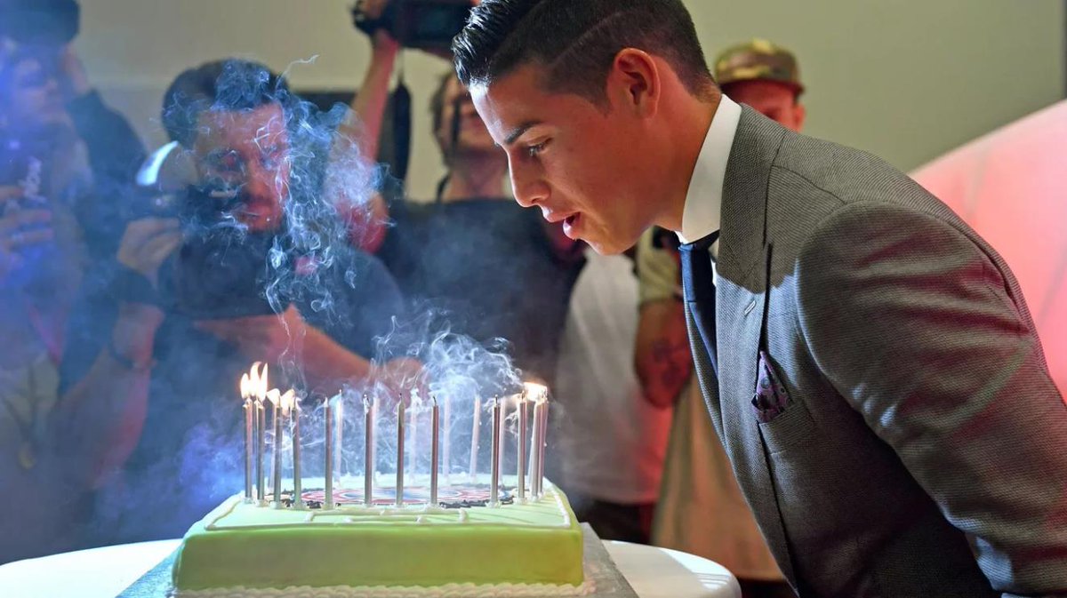 FCBayernEN's tweet photo. 📸 Take a look at @jamesdrodriguez's first couple of days as an #FCBayern player in pictures over at https://t.co/vfECg7D0lH 👀 #ServusJames https://t.co/BsVkc9lXYU