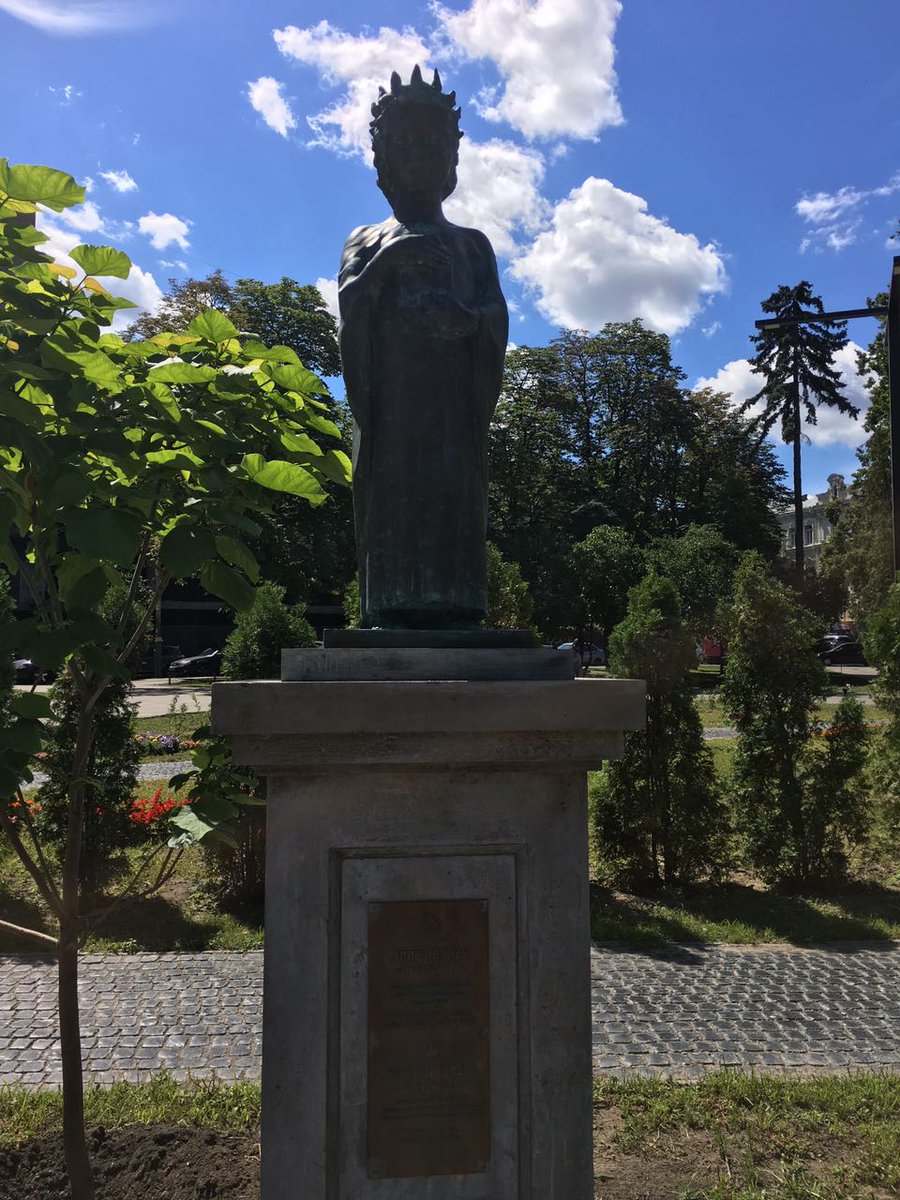 kbri_kyiv's tweet photo. Rencana Pemakaian Kostum Tradisional Indonesia pada Patung Ratu Anna Kyiv (7/7)
#KBRIkyiv #indonesia #Ukraina #indonesianweek #annaqueen https://t.co/UfUhEUm3MG