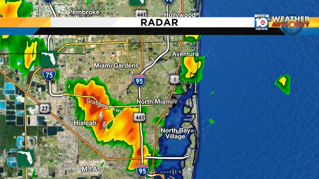 Heavy rain over parts of Miami, with some thunder and lightening. Please drive safe https://t.co/UgD1NcYzQe