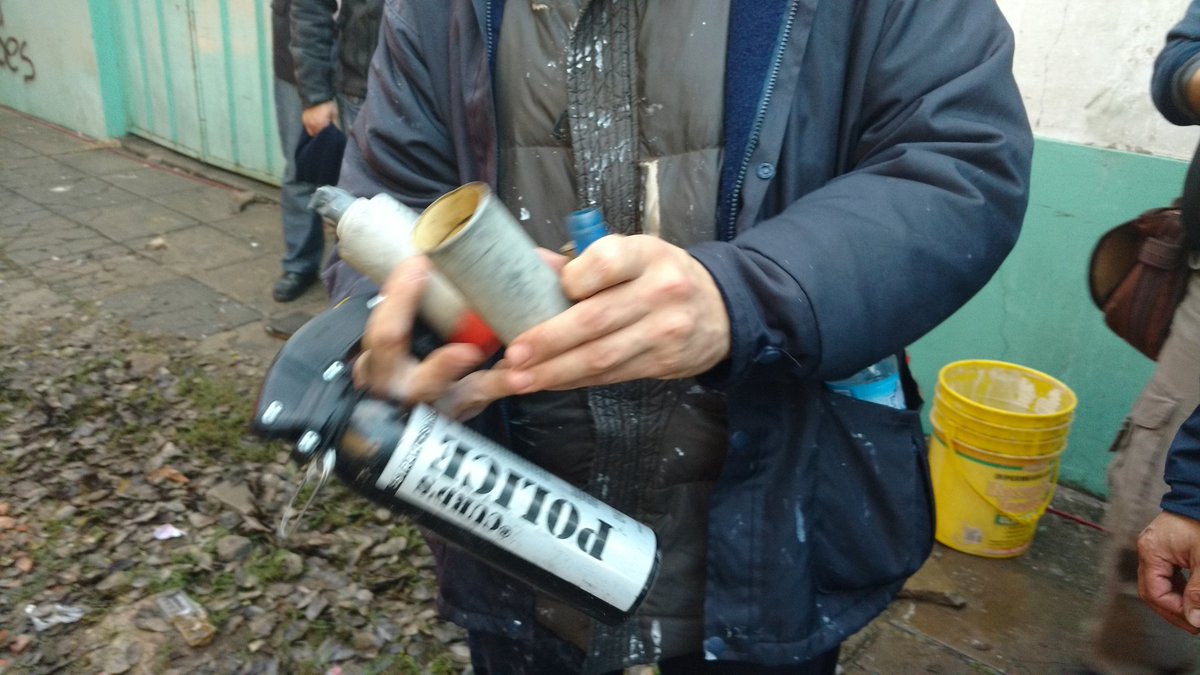 Jota_eMe666's tweet photo. Asi tratan Macri y Vidal a los trabajadores que reclaman por su puesto de trabajo. #MacriReprimePepsico https://t.co/azvmtfciVr
