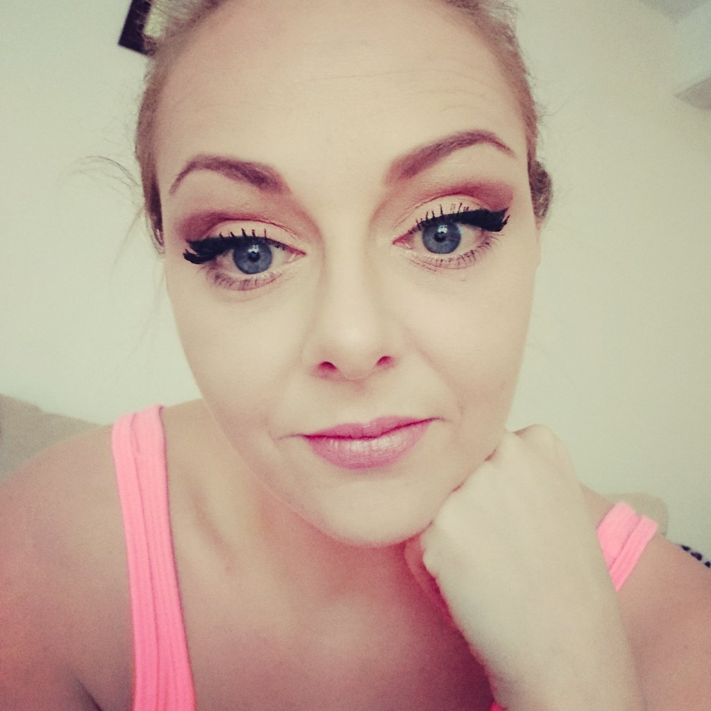 katie_charley's tweet photo. Makeup today #selfie #filters #flicksonfleek #wingedliner #wings #newproducts #makeup #makeupaddict #makeupaddiction #boss #bossbabe #bored https://t.co/SHbZLs9h9a