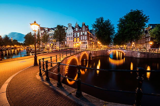 AP_Magazine's tweet photo. Shooting cityscapes in the "blue hour" 

Everything you need to know to nail the perfect shot 👉 https://t.co/0m7l6uJ7Yr https://t.co/HASHxNJwUF