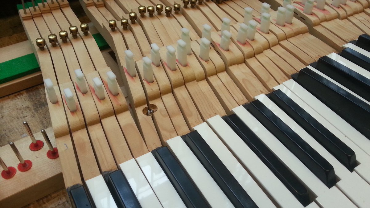 nebout_hamm's tweet photo. Défeutrage du clavier à la vapeur #piano #travailfaitmail @labelepv  #alatelier #savoirfaire #faitmaison #workshop #commeneuf #technicien https://t.co/NbJeWVnKdH