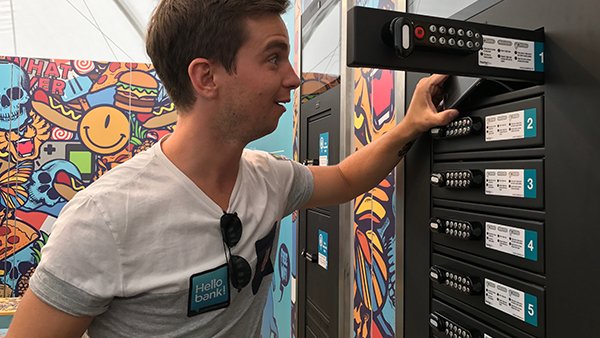 hellobankbelgiq's tweet photo. Déjà en rade de batterie @dourfestival? On dispose de lockers avec une série de chargeurs gratuits sur notre stand! Oui, oui, gratos! https://t.co/8lEDd9f4ti