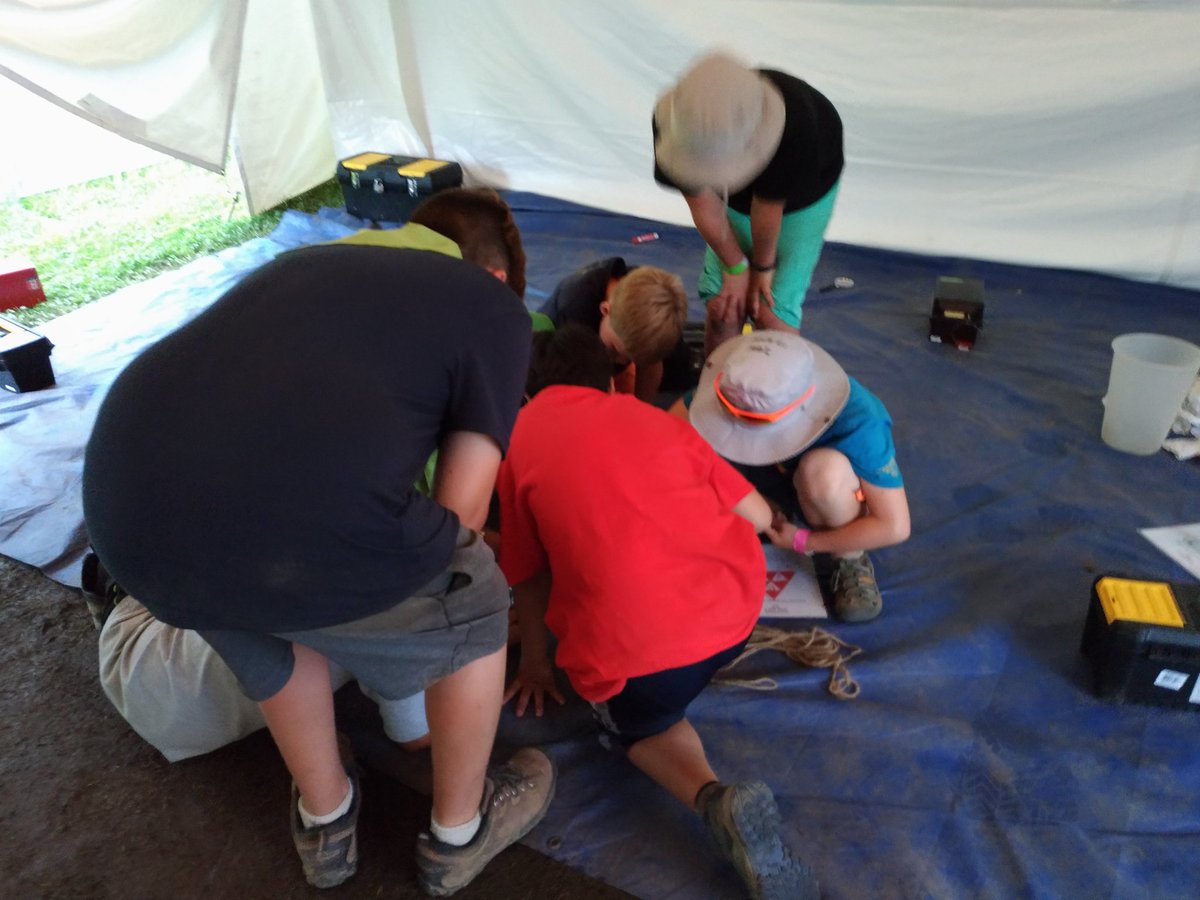 68thScouts's tweet image. 1st Elmira, 31st Guelph try their skills in the STEM escape room @CJ17!!! #cj2017