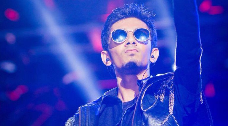 raagadotcom's tweet photo. Let's keep rocking to the beats of @anirudhofficial ► https://t.co/oufWyV1aKC🤘
#anirudhravichander #anirudh #RockingHits https://t.co/w8NQkn9S2E