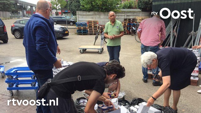 rtvoost's tweet photo. Statushouders en geboren en getogen Enschedeërs werken samen bij de Voedselbank https://t.co/n9RvesrKNV #rtvoost https://t.co/VPHUM2cJ53