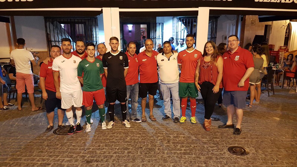El Benalup F.S presento anoche las nuevas equipaciones de esta temporada , como tambien la nueva directiva encabezada por Manuel José Moguel