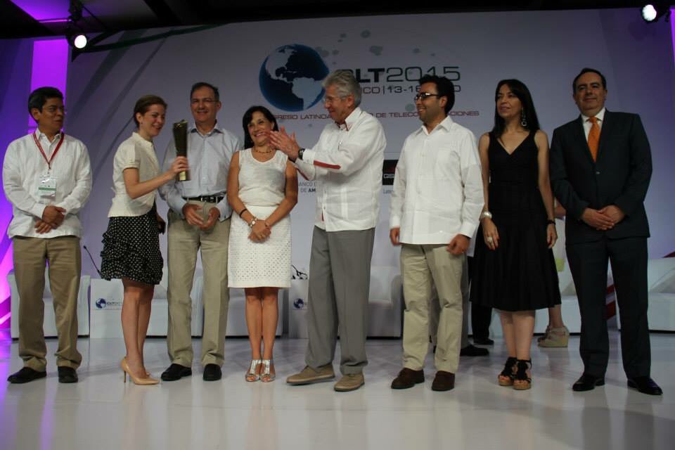 Fer_Borjon's tweet photo. #Recuerdo Hace 2 años, en el #CLT15 @SCT_mx recibía el premio #WSIS @ITU @MexicoConectado #ReformaTelecom, saludos @maspeb ! https://t.co/R1vqm0VVsj