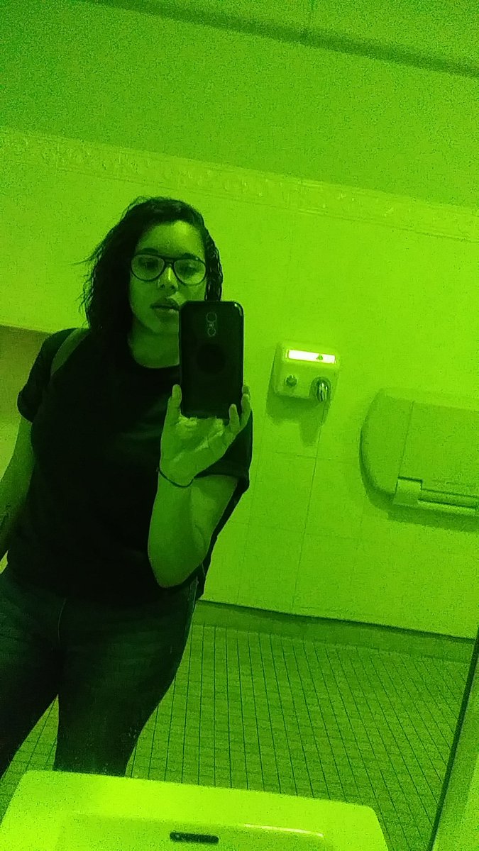 toopunkforthisx's tweet photo. The light in this bathroom is so bad but so cool. #nofilter #willitevergetfixed https://t.co/gfhu6kMOzs
