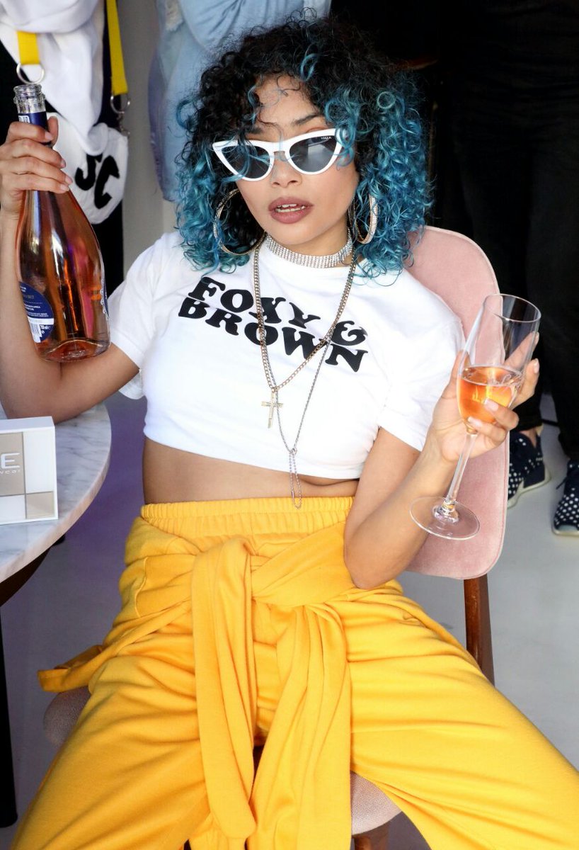 TracyLRosslind's tweet photo. #gigiforvogueeyewear x #TLRstyling 
#ShowYourVogue in @socioculture_bynaeelahjumat 📷 @IAmSarahKeogh 3 badass shapes in various colours https://t.co/yxuoj8nFbF