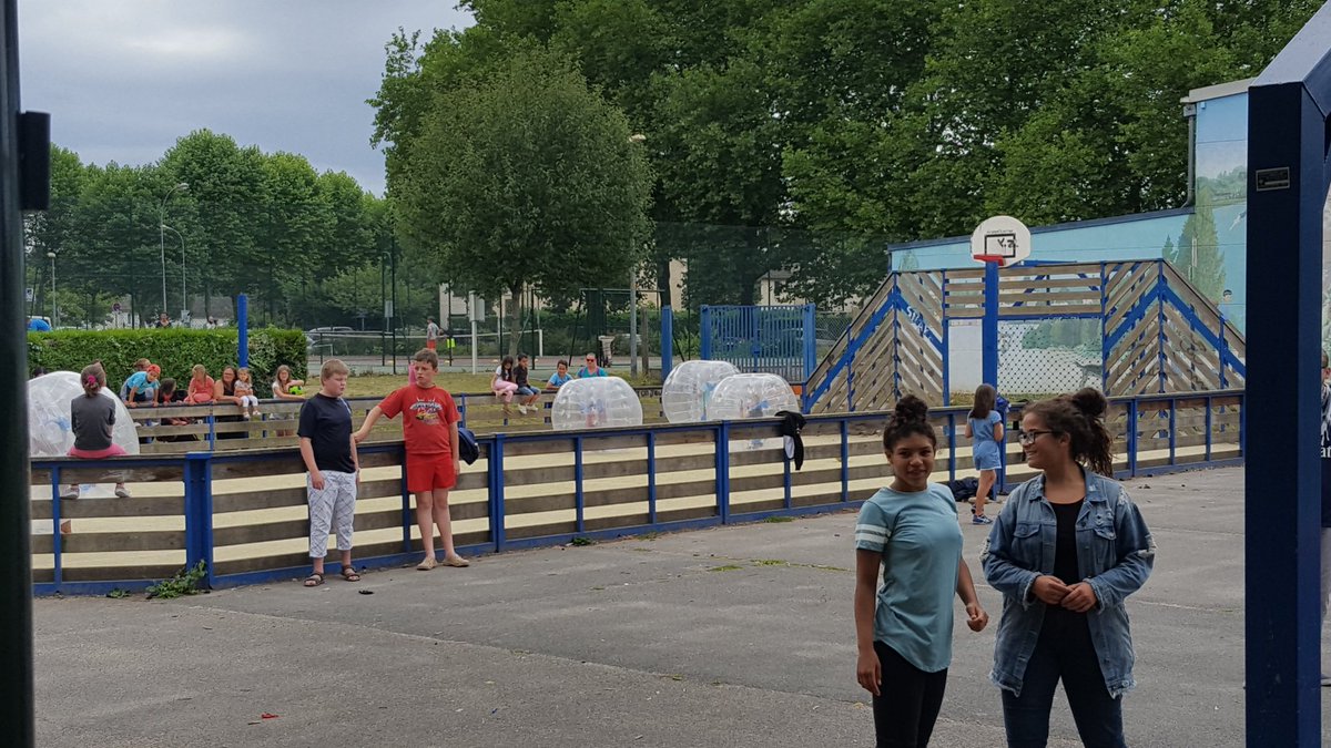 achevreau1's tweet photo. 1 ere animation dans le cadre de l été s anime sur les quartiers à l espace Morvan. Le sport pour tous ! @carolinecayeux https://t.co/c0EBhh7hKP