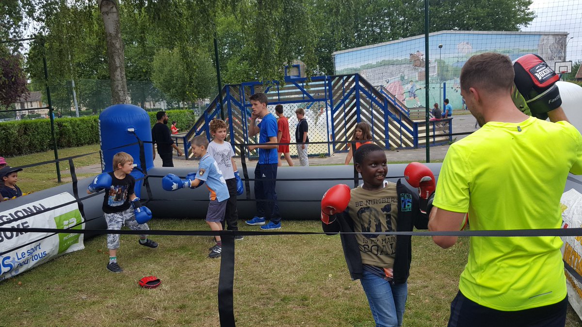 achevreau1's tweet photo. 1 ere animation dans le cadre de l été s anime sur les quartiers à l espace Morvan. Le sport pour tous ! @carolinecayeux https://t.co/c0EBhh7hKP