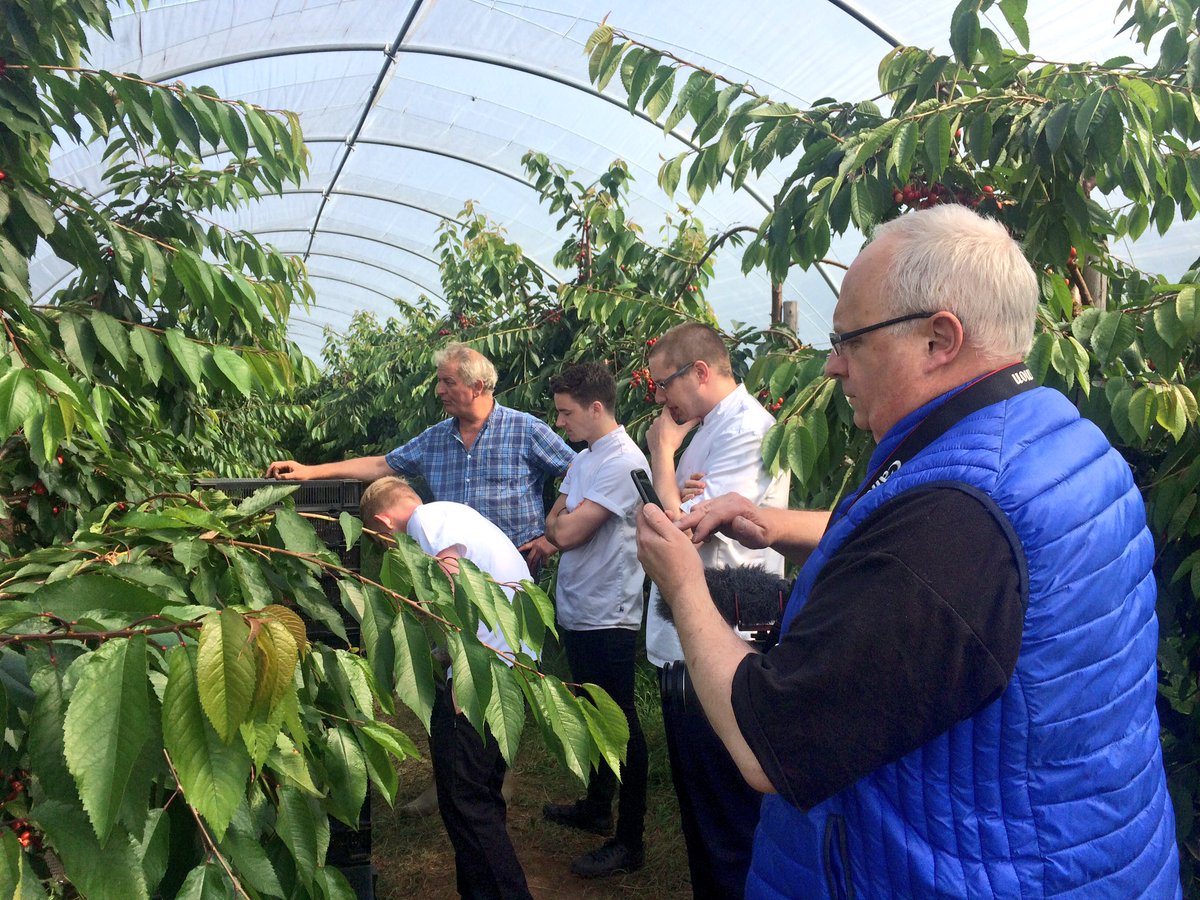 Terrific day filming with 
<a href="/BalbirnieChef/">BalbirnieKitchens</a> @TotalProduceUK <a href="/totalcharlie/">charlie</a> 
<a href="/totaledinburgh/">Mark Murphy</a> at <a href="/BalbirnieHouse/">Balbirnie House</a> <a href="/Blacketyside/">Blacketyside</a> #fieldtoplate