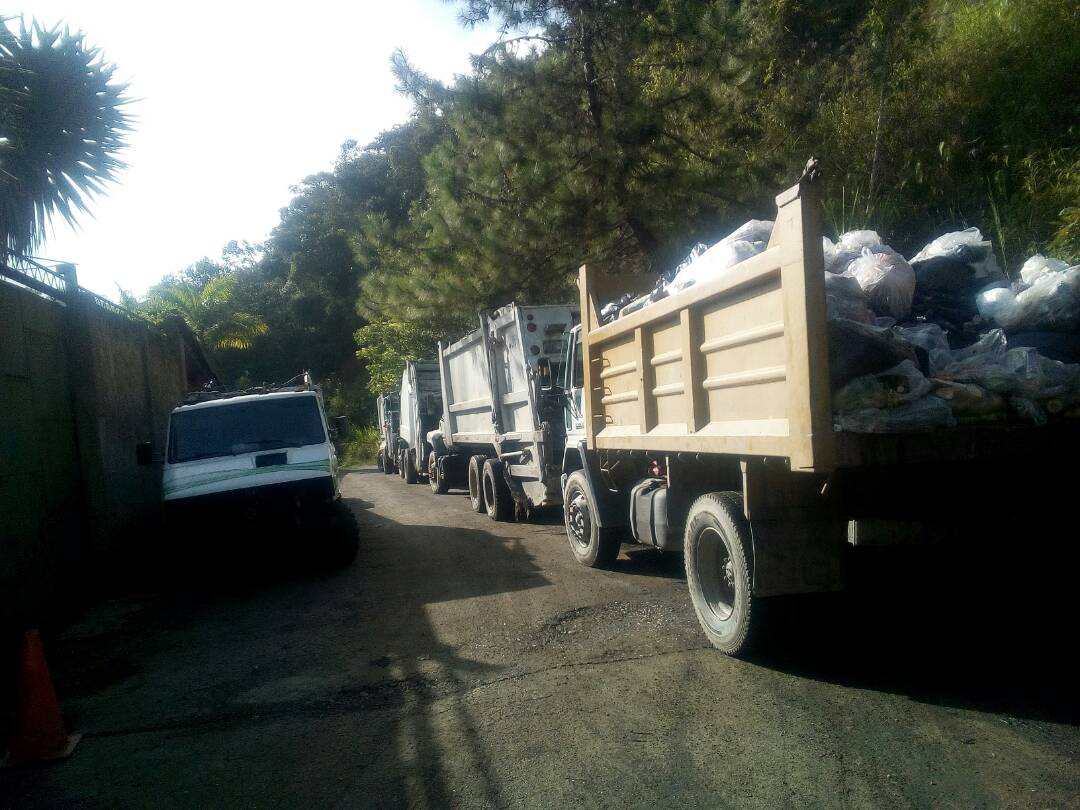 AlcaldiaSAA's tweet photo. 1/2 @fospuca Informa: nuestros camiones de recolección de desechos sólidos llevan 3 días sin poder descargar en el relleno por colapso. https://t.co/Ha37WHi62N