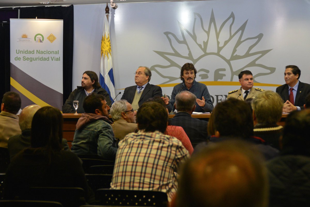 UNASEV's tweet image. UNASEV presentó informe preliminar semestral sobre siniestros de tránsito. Via @SCpresidenciauy 👉 goo.gl/nW9MDj