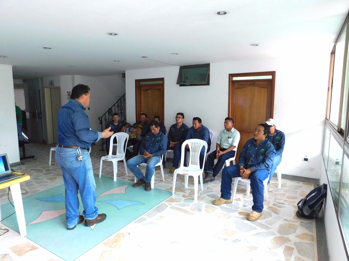 CeibaEice's tweet photo. #Ahora Capacitamos al personal de Alumbrado Público en tareas de alto riesgo, con el propósito de prevenir posibles accidentes laborales. https://t.co/on4zfkqUxw