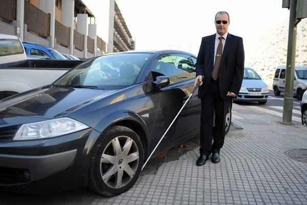 Invadir la acera con el coche, además de denunciable, es una barrera más para personas con problemas de movilidad...y ya tienen bastantes