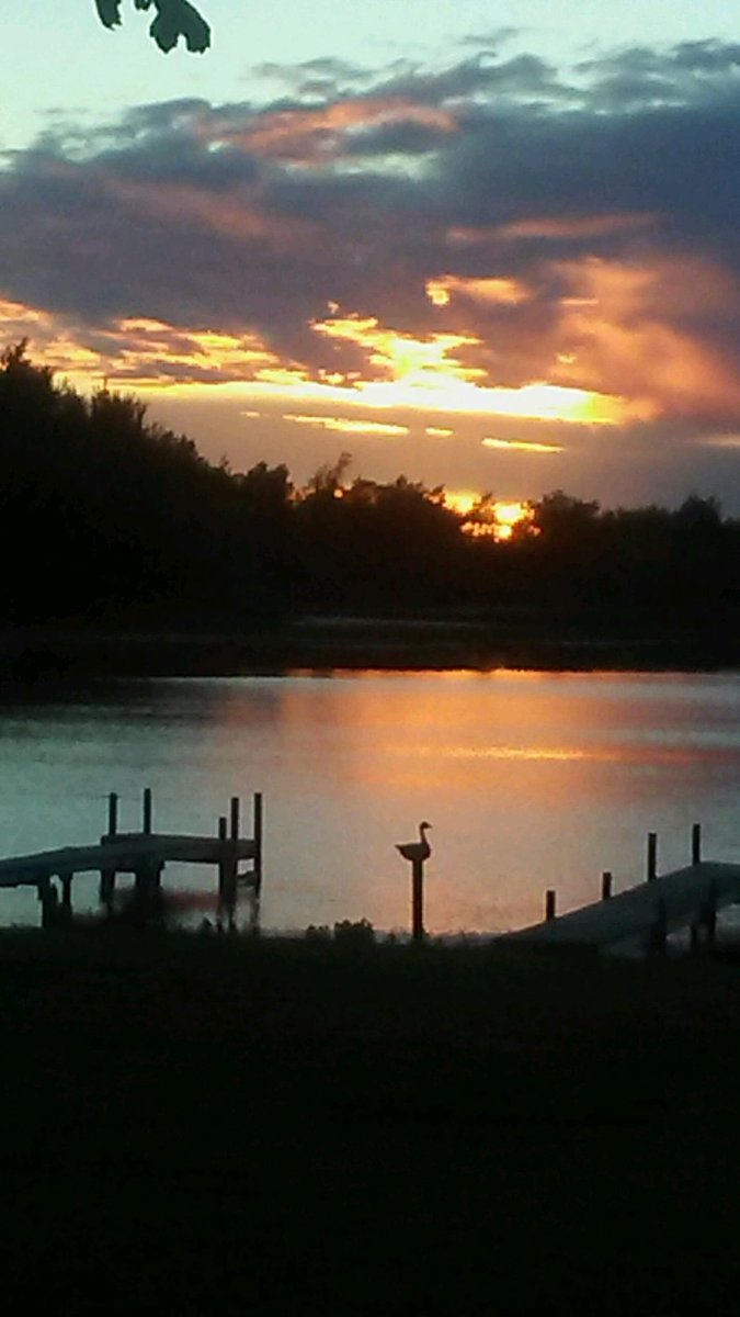 k2j3e1's tweet photo. @ThisIsMyMichig We Love Michigan❤Always a beautiful and unique sunset ⛅ This is Southwestern Lower Michigan #LeidyLake #ColonMI https://t.co/tFjN6aPjAF