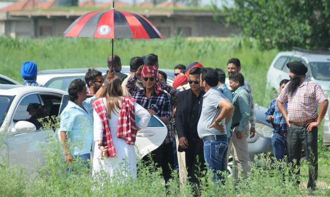 SRKUniverse's tweet photo. Shah Rukh Khan rides a tractor in style while promoting #JabHarryMetSejal in Ludhiana earlier today https://t.co/Qz7sj8Xt0z