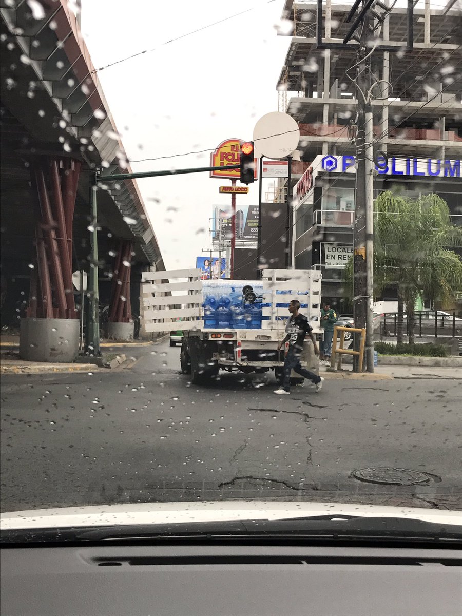 Fernando_s89's tweet photo. @MtyFollow @retioMTY  qué tal don Vergas, hasta que no termino de bajar los garrafones se movió, ayer a las 7pm https://t.co/WMZX4dl73R