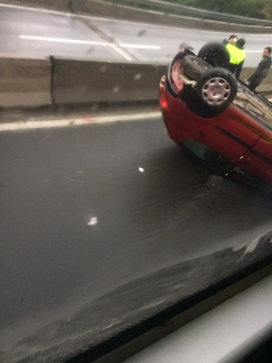 alfre265's tweet photo. #accidente #laspalmas #autovolcado #viñadelmar accidente ruta 60 llegando a desvío troncal sur https://t.co/PupCu2COjz