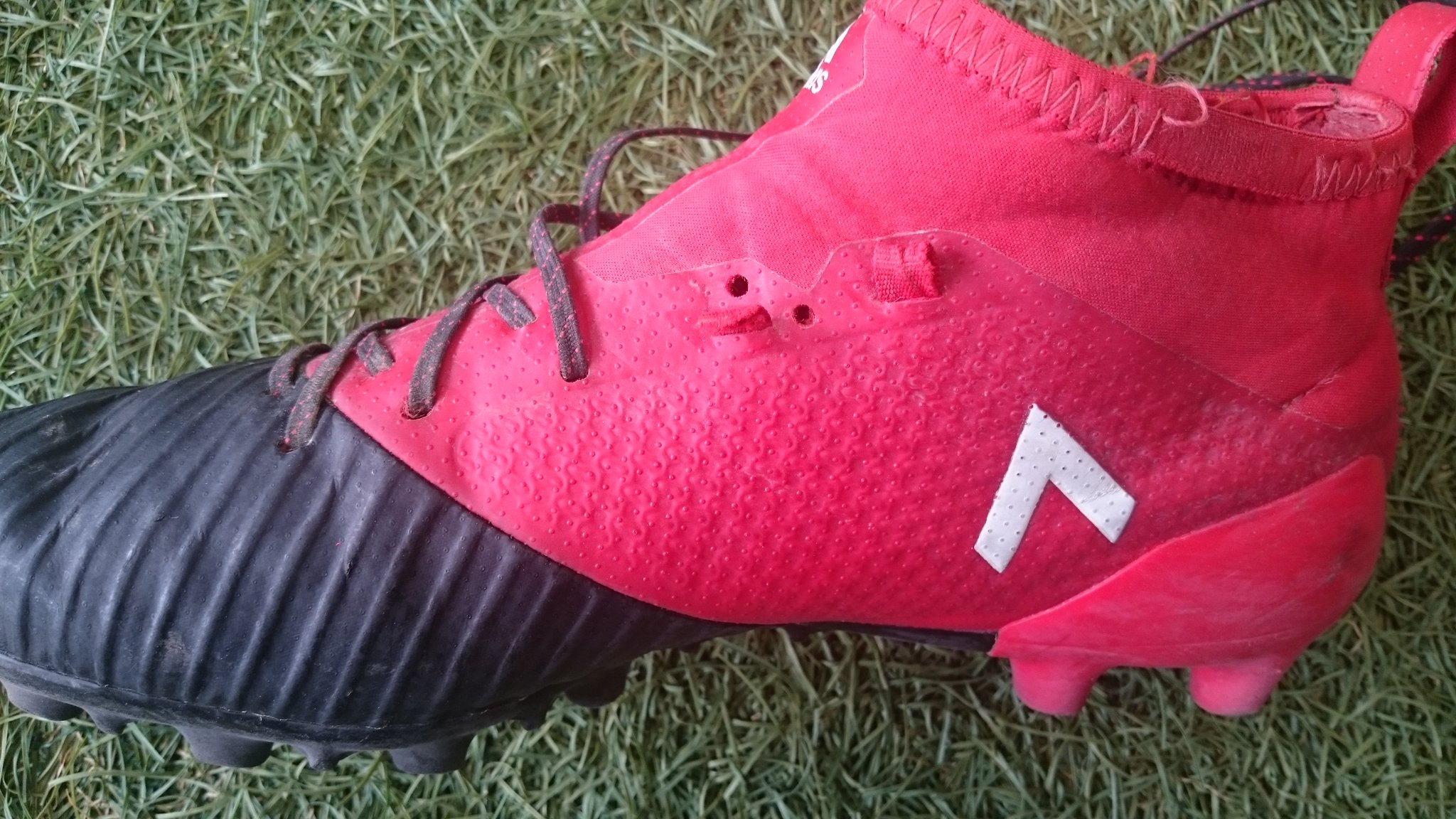 ウシダスポーツkawaguchi アディダスサッカースパイクエースの紐通す所がキレてしまったとお客様 応急処置で穴を開けてなんとか対応できました なんとか対応できてよかった O O アディダス Adidas サッカースパイク スパイク修理 アディダス