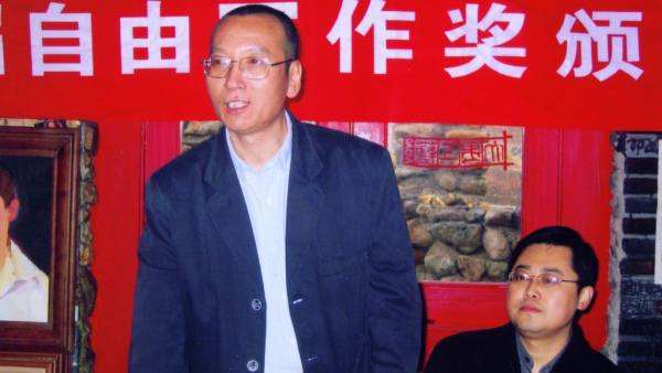 FT's tweet image. Breaking News: Nobel peace laureate Liu Xiaobo dies aged 61 after eight and a half years in custody on.ft.com/2sTUrX2