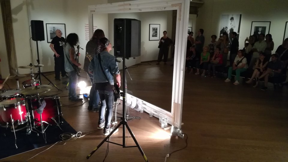 Con #TGIT i gruppi e le guide "in esposizione". Delle vere e proprie opere d'arte come  vera arte è il rock stesso! bit.ly/2sTJsNz