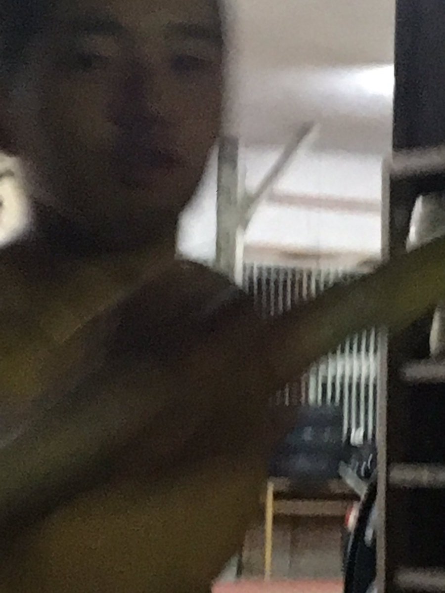 k_tai4's tweet photo. 観察４ヶ月10日目、棍棒を振り回す伝説の原住民がいるとの情報を受け、早速我々は捜索に向かった。そしてそれは現れた。その原住民の正体とは三日程前、遊園地ではぐれた平永明大その人だった。 https://t.co/qSYixR14Wh