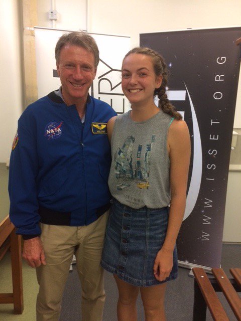 team_continuum's tweet image. Katie and Lissy's pictures with renowned astronaut Mike Foale! @ISSET_STEM #MissionDiscovery