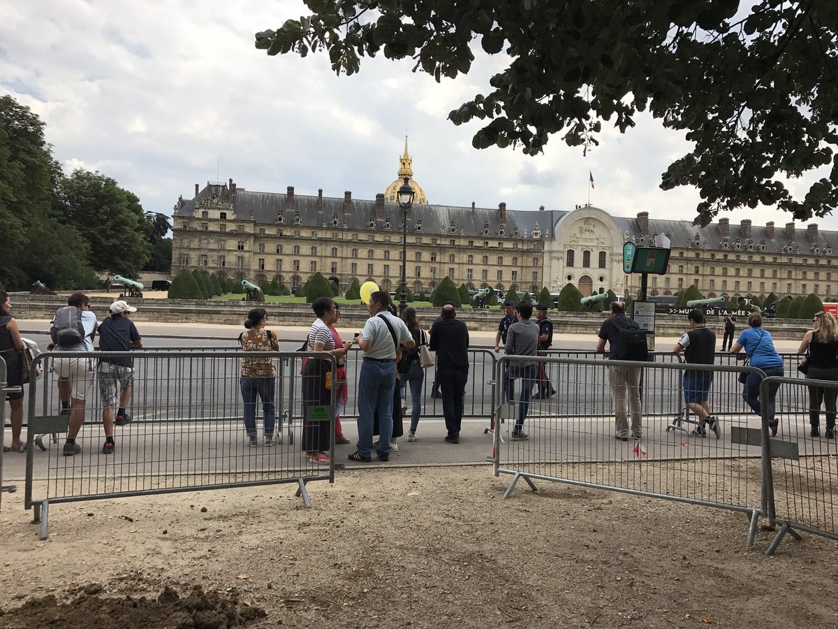 Napoleon's famous Hotel Des Invalides/Musee de L'armee -a small crowd awaits Trump and Pres Macron #Trump #paris