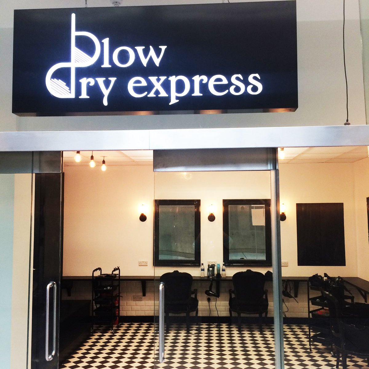lilylauraloves's tweet photo. New blow dry bar @blowdry_express opens in #CanaryWharf Underground Station https://t.co/fZZ5rytOW8 https://t.co/GPGnCNrUqY