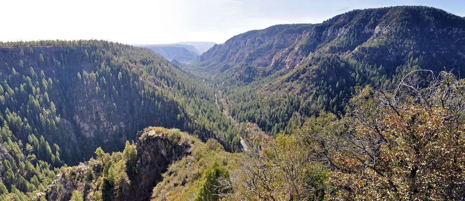 Ancient ruins and red rocks along Oak Creek Canyon
crwd.fr/2tGyDkK