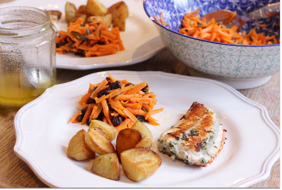 🥕 salad with raisins, pumpkin seeds and an orange dressing 😋#healthykidsfood #cookwithkids #pickyeaterapproved