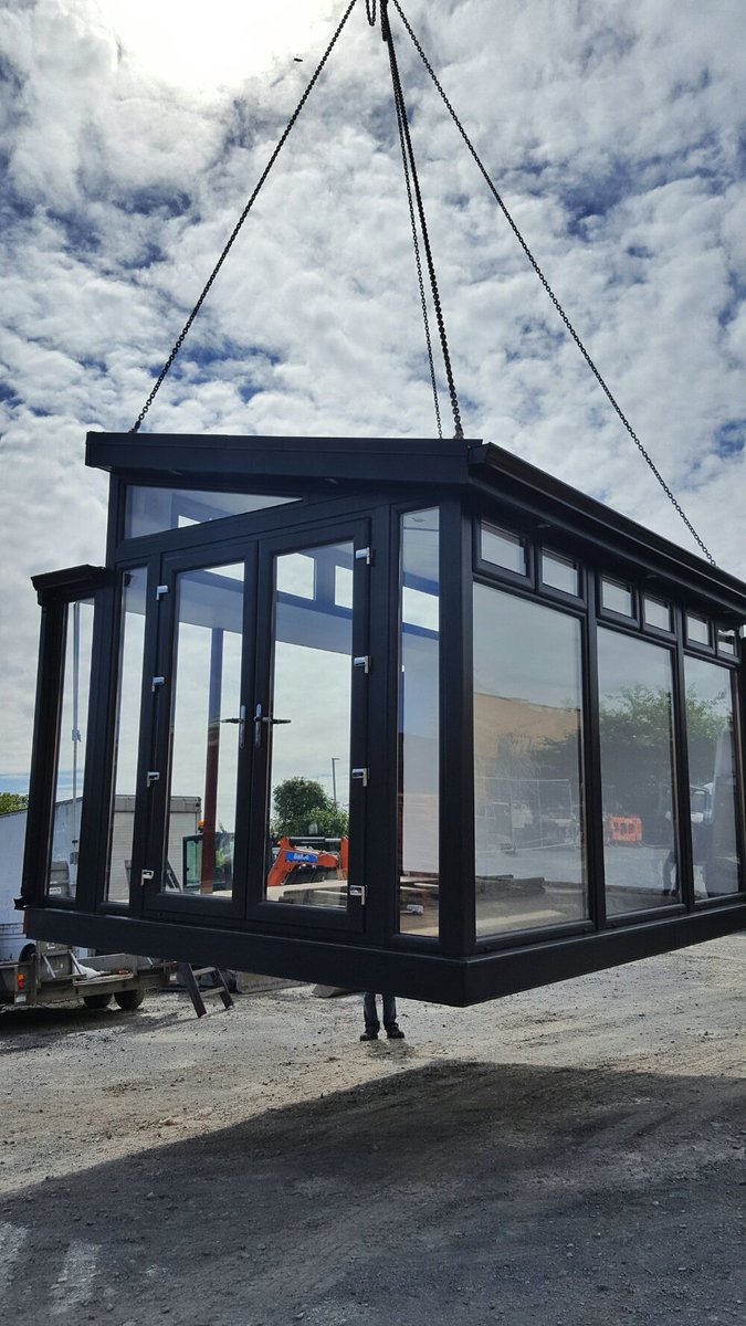 JacobsonModular's tweet image. 3.3x4m contemporary sunroom with split level roof being craned into place #modular #belfast #northernireland #belfasthour #dublin #ireland