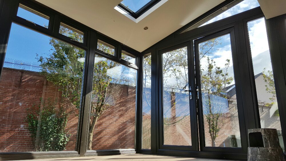 JacobsonModular's tweet image. 3.3x4m contemporary sunroom with split level roof being craned into place #modular #belfast #northernireland #belfasthour #dublin #ireland